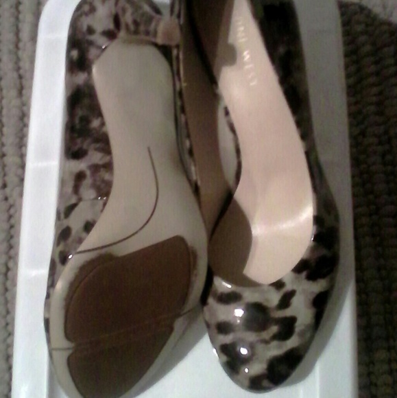 Nine West size 8  animal print heels - Picture 2 of 2